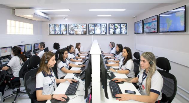 Central de Regulação Médica da Help Emergências Médicas com várias operadoras e médicos reguladores em Florianópolis. A imagem mostra o centro de monitoramento e logística 24h para atendimento rápido de urgências e emergências em empresas na Grande Florianópolis, São José, Palhoça e Biguaçu.